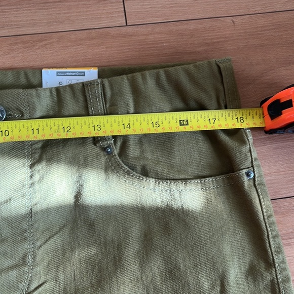 Shorts - Picture 8 of 10